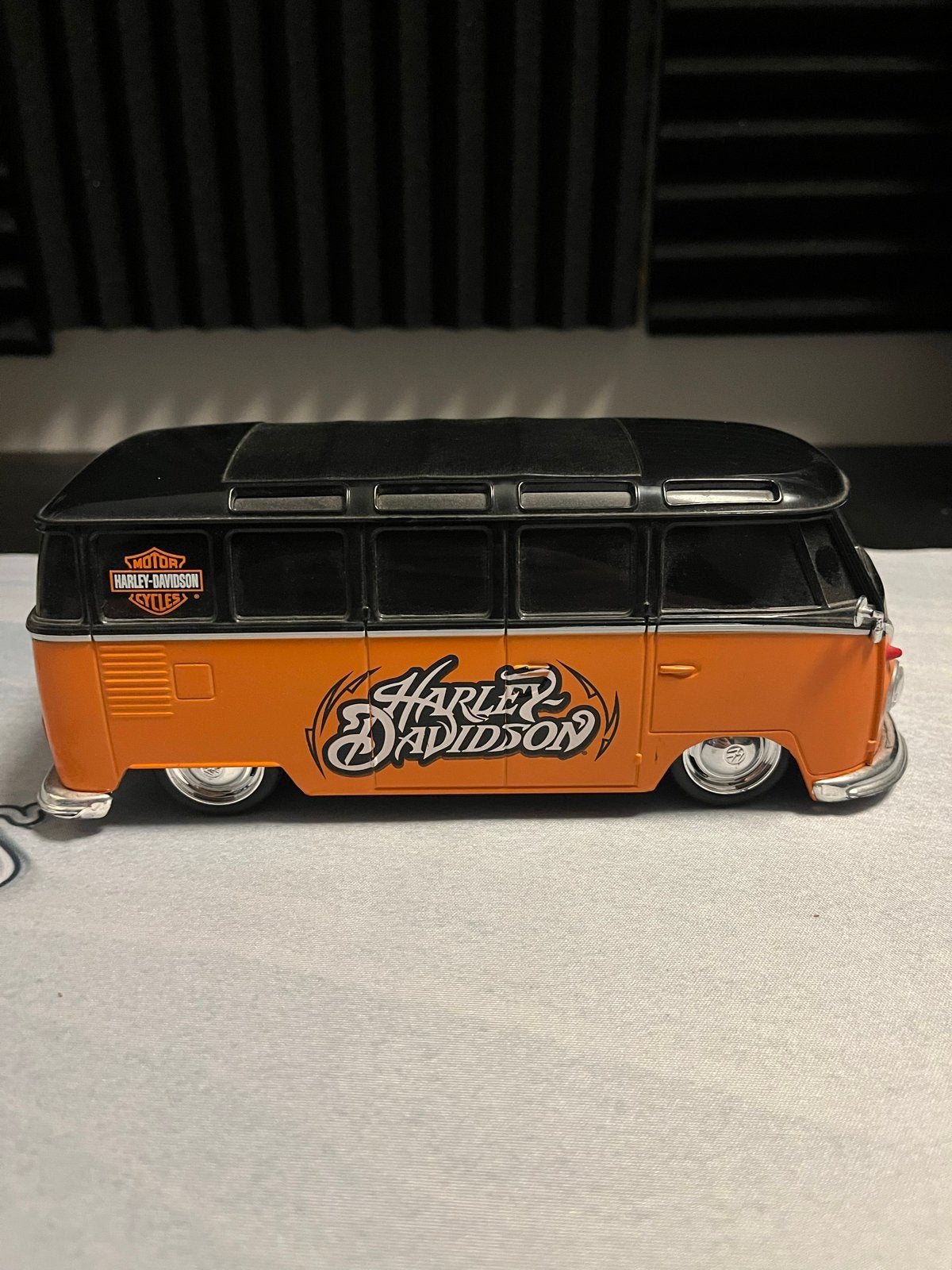 Volkswagen T1 Samba Bus Harley Davidson RC - Schaal 1:24, Ophalen of Verzenden, Zo goed als nieuw, Bus of Vrachtwagen, Overige merken
