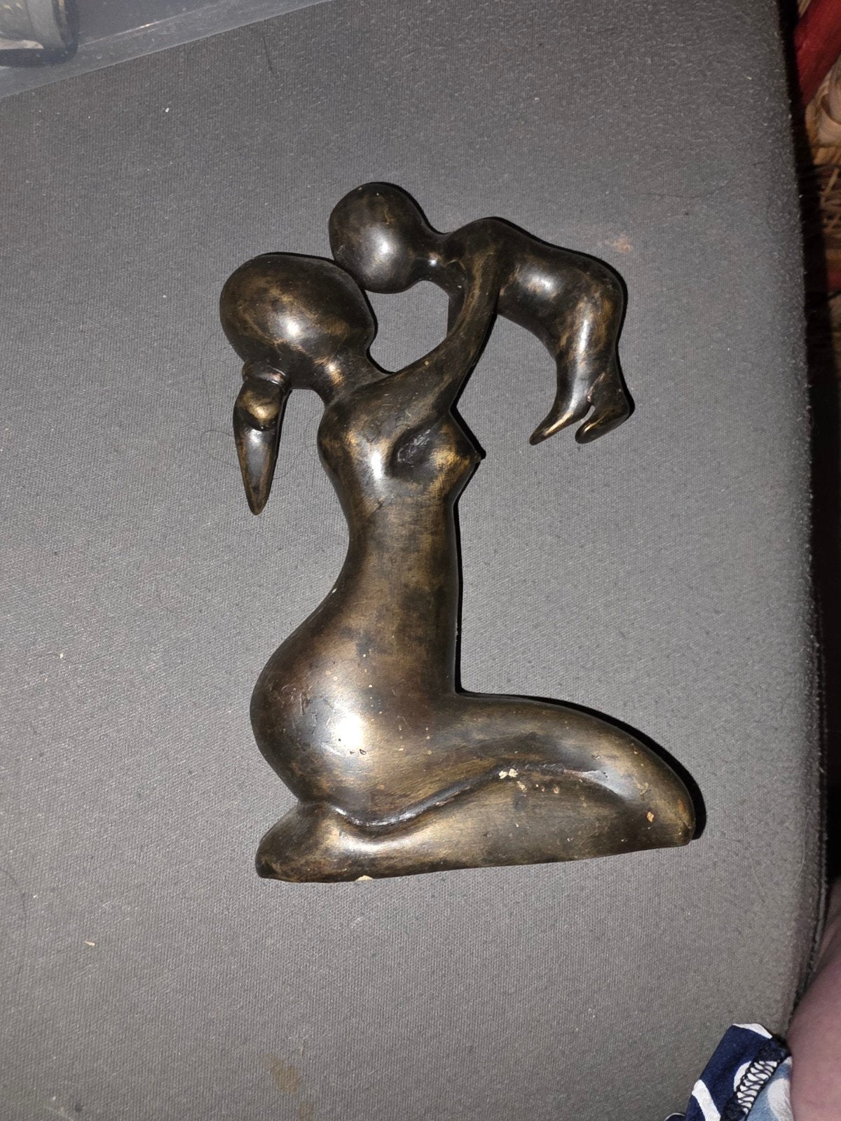 Bronzen beeld moeder en kind - Liefdevolle omhelzing, Antiek en Kunst, Kunst | Beelden en Houtsnijwerken, Groep mensen, Ophalen of Verzenden