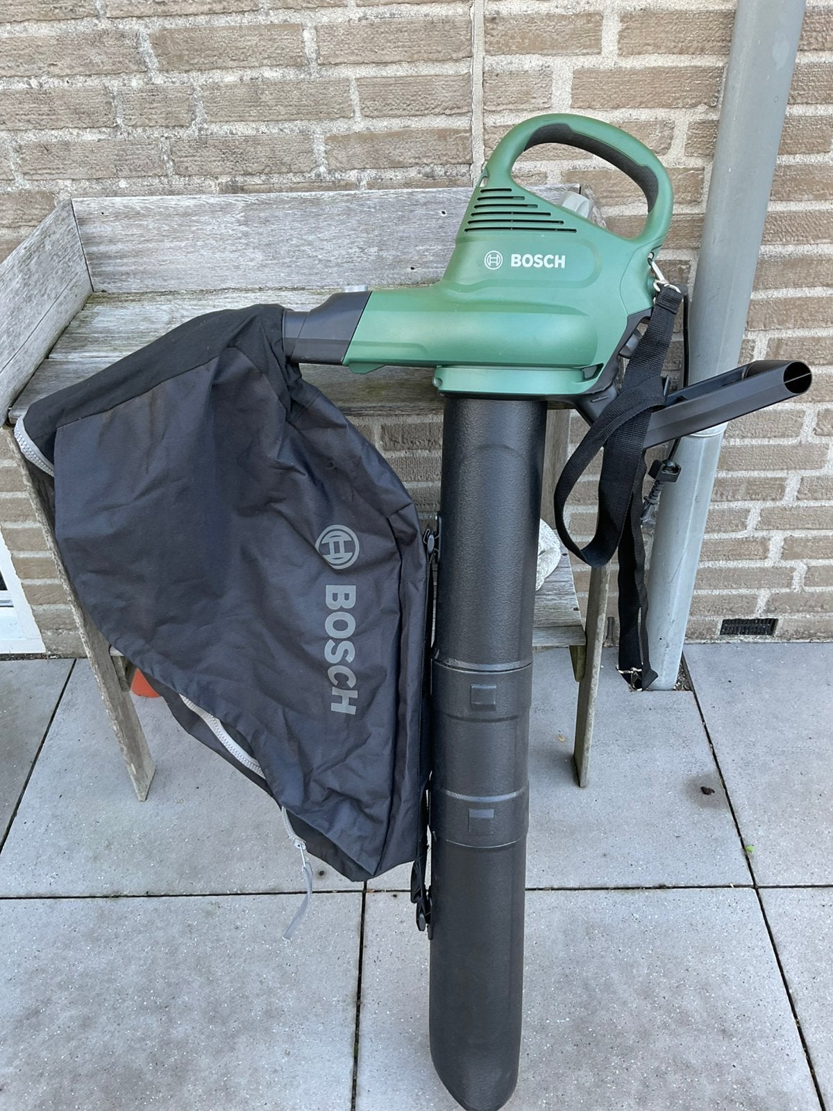 BOSCH UNIVERSAL GARDEN TIDY bladzuiger/blazer/versnipperaar, Ophalen, Zo goed als nieuw, Elektrisch