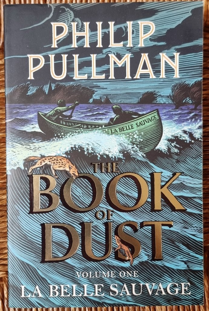 The book of Dust - la belle sauvage - Philip Pullman - IGST, Boeken, Ophalen of Verzenden, Gelezen, Philip Pullman, Fictie