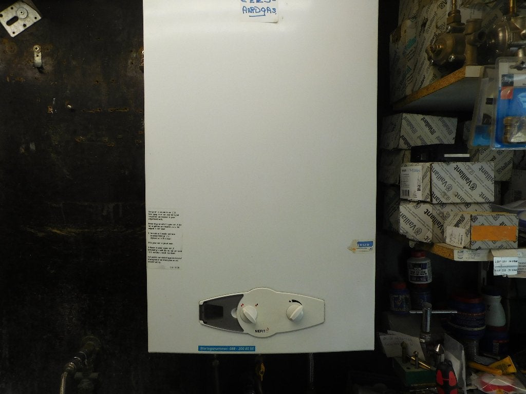 hele grote bad geiser van NEFIT WR 17, Doe-het-zelf en Verbouw, Geisers en Boilers, Ophalen, Aardgas, Minder dan 20 liter, Terugslagbeveiliging (TTB)