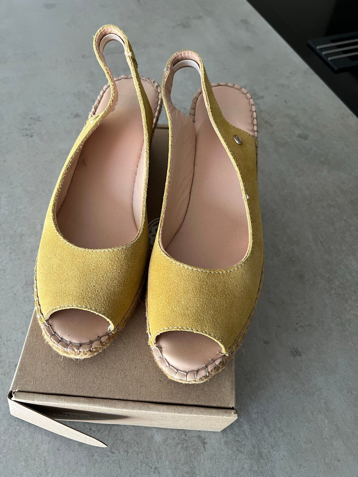Fred de la Bretoniere espadrilles geel suède maat 41, Ophalen of Verzenden, Zo goed als nieuw, Geel, Espadrilles of Moccasins