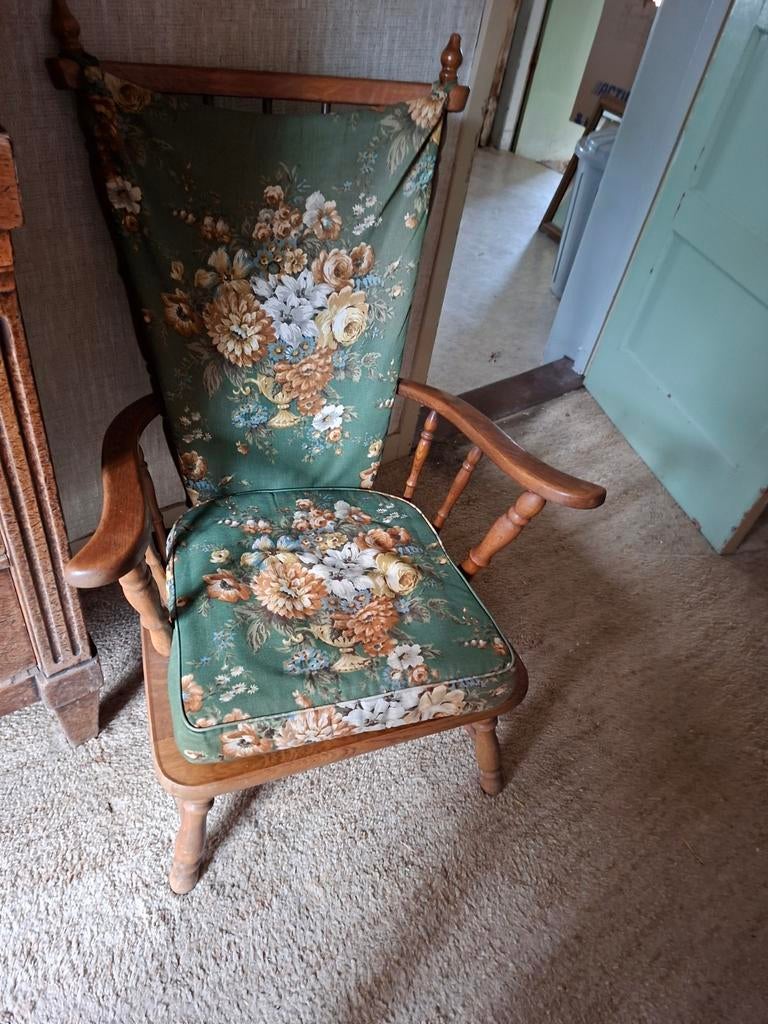 Vintage houten leun stoel met bloemenprint bekleding, Ophalen