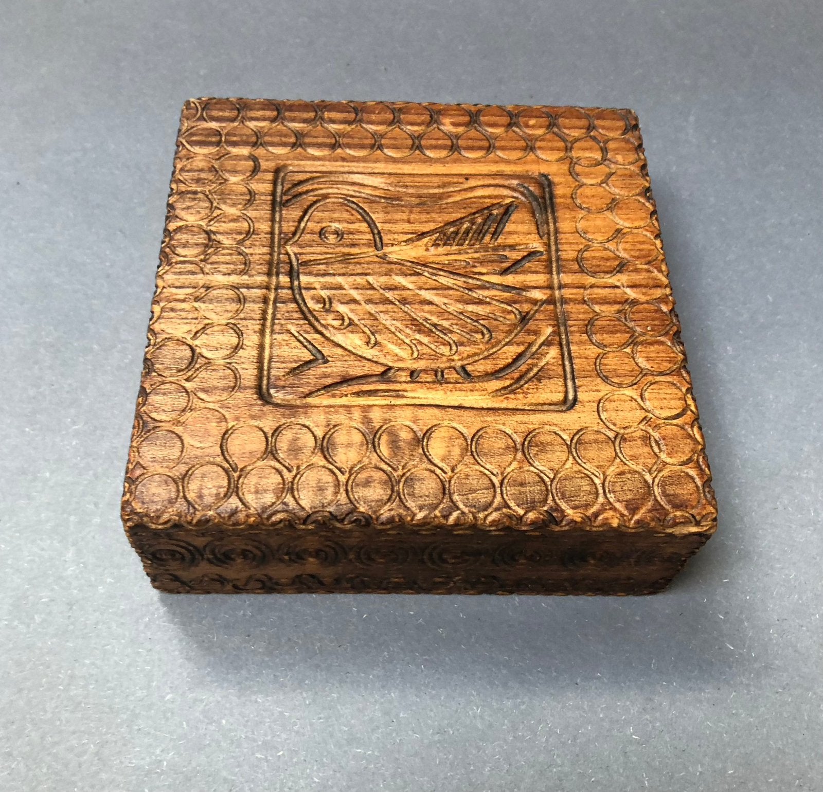 Klein lief houten doosje, vierkant met een vogel erop, Antiek en Kunst, Kunst | Beelden en Houtsnijwerken, Ophalen of Verzenden