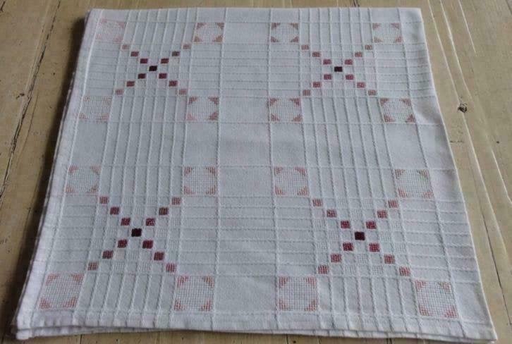 Wit brocante geborduurd tafelkleedje met roze figuurtjes, Ophalen of Verzenden