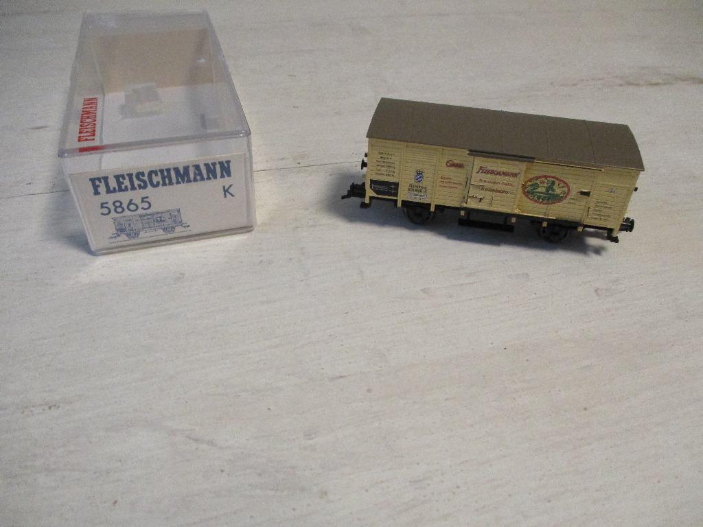 Fleischmann Gesloten Goederen wagon no 5865 K, Hobby en Vrije tijd, Modeltreinen | H0, Zo goed als nieuw, Wagon, Gelijkstroom