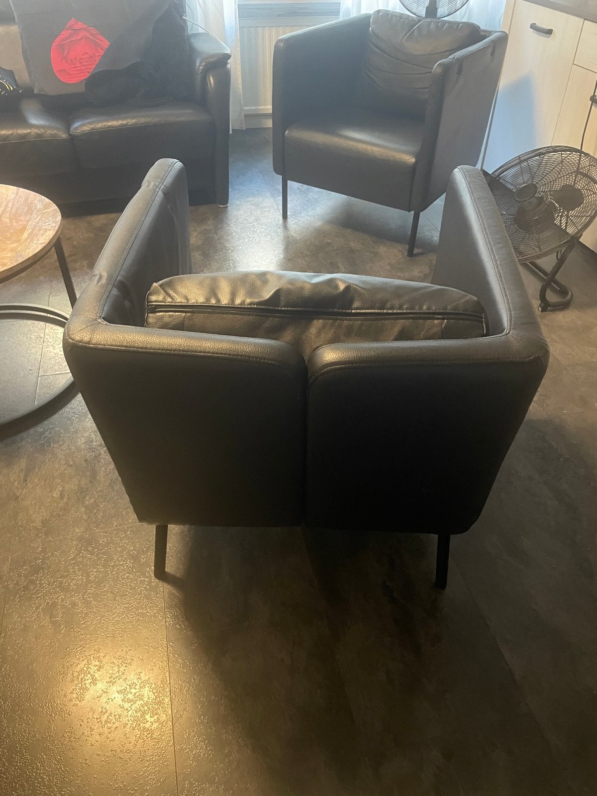 Comfortabele zwarte fauteuil, zo goed als nieuw, 2 voor €100, Huis en Inrichting, Fauteuils, Ophalen, Zo goed als nieuw, Leer
