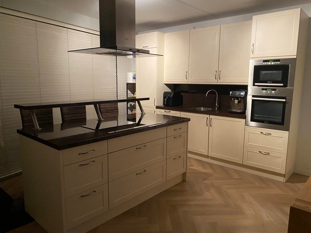 Keuken met eiland van Wooning, Ophalen, Wit, Overige typen, Graniet of Steen