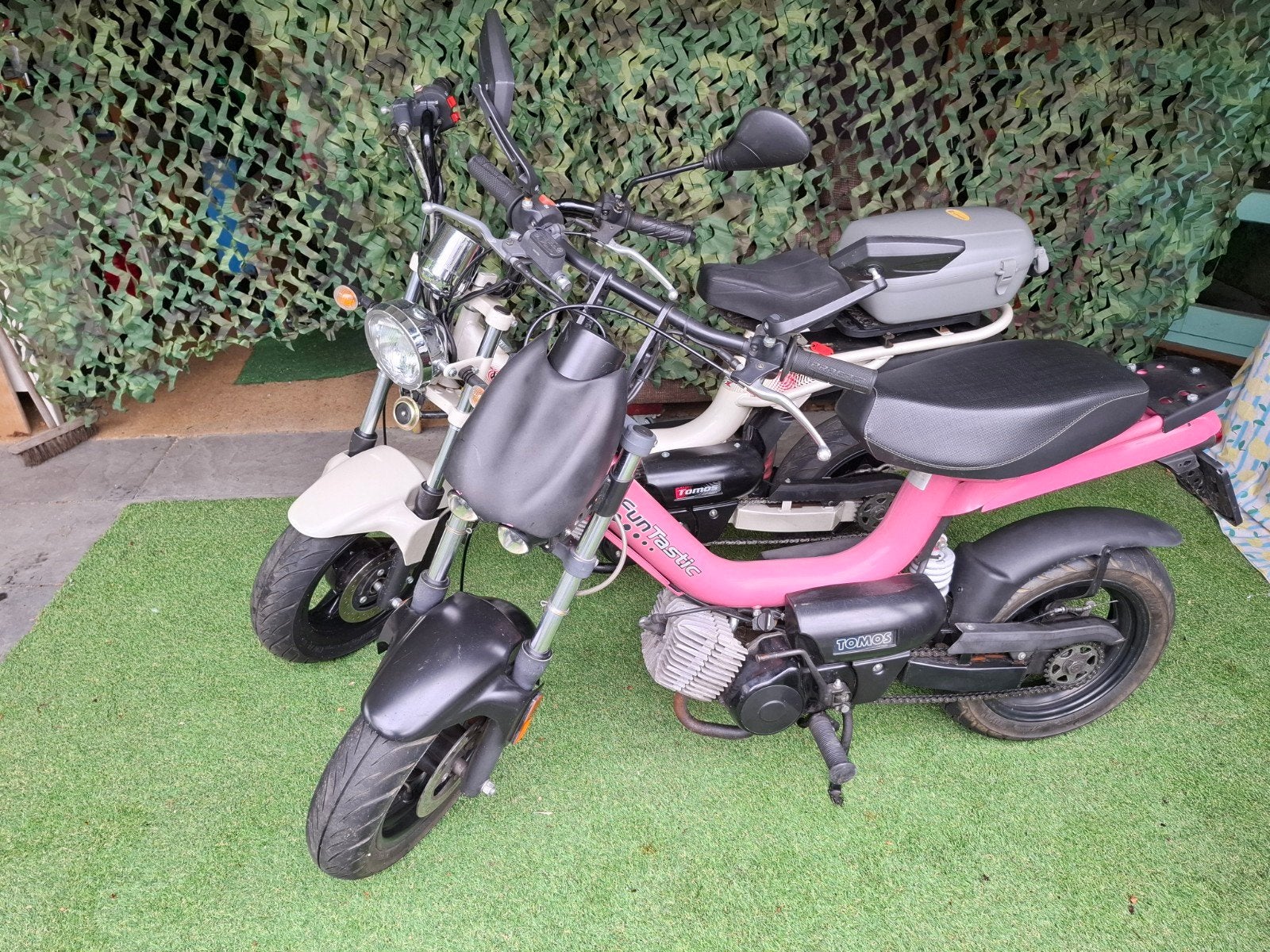 Tomos Youngster snorfiets - Wit en een Tomos Funtastic Roze, Fietsen en Brommers, Ophalen, Gebruikt, Overige modellen, 49 cc