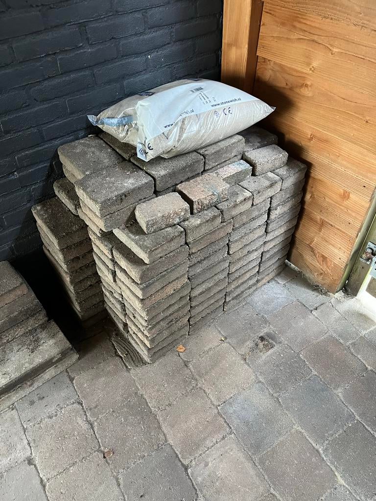 Gratis af te halen: Gebruikte stenen voor in de tuin, Ophalen, Klinkers, 5 tot 10 m², Zo goed als nieuw