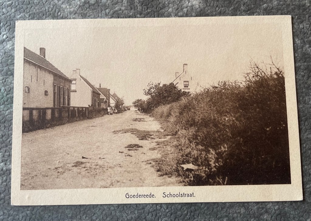 ansichtkaart van Goedereede ; Schoolstraat., Verzenden, 1920 tot 1940