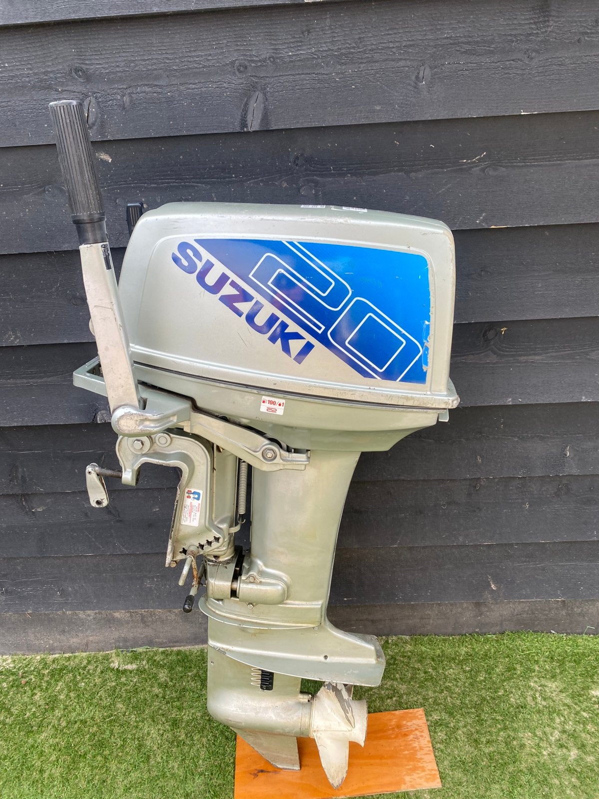 Suzuki 20 pk kortstaart buitenboordmotor met tank, Watersport en Boten, Bootonderdelen, Ophalen of Verzenden, Zo goed als nieuw