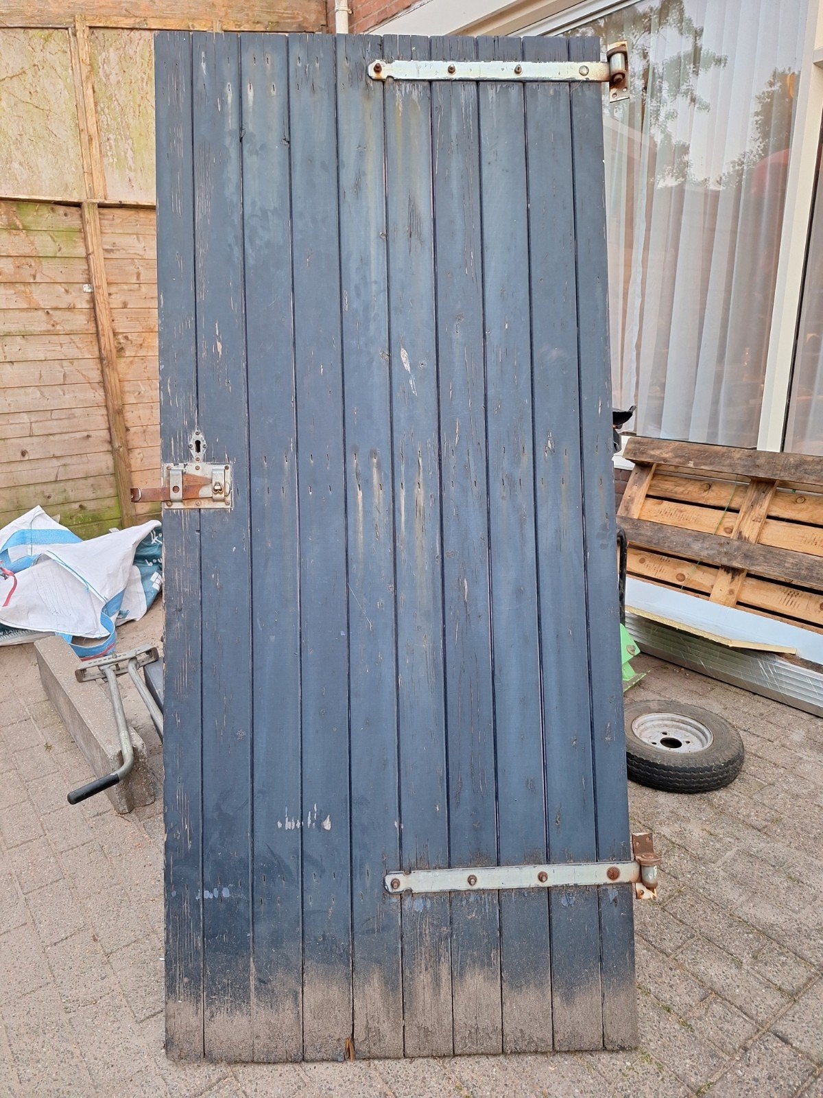 Robuuste houten deur met beslag - Gebruikt, Ophalen, Gebruikt, 80 tot 100 cm, Buitendeur