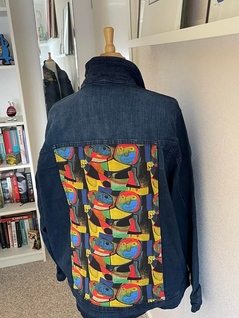 Peet: gepimt spijkerjasje met Karel Appel stof tot maat 54, Kleding | Dames, Grote Maten, Blauw, Ophalen of Verzenden, Jasje of Colbert