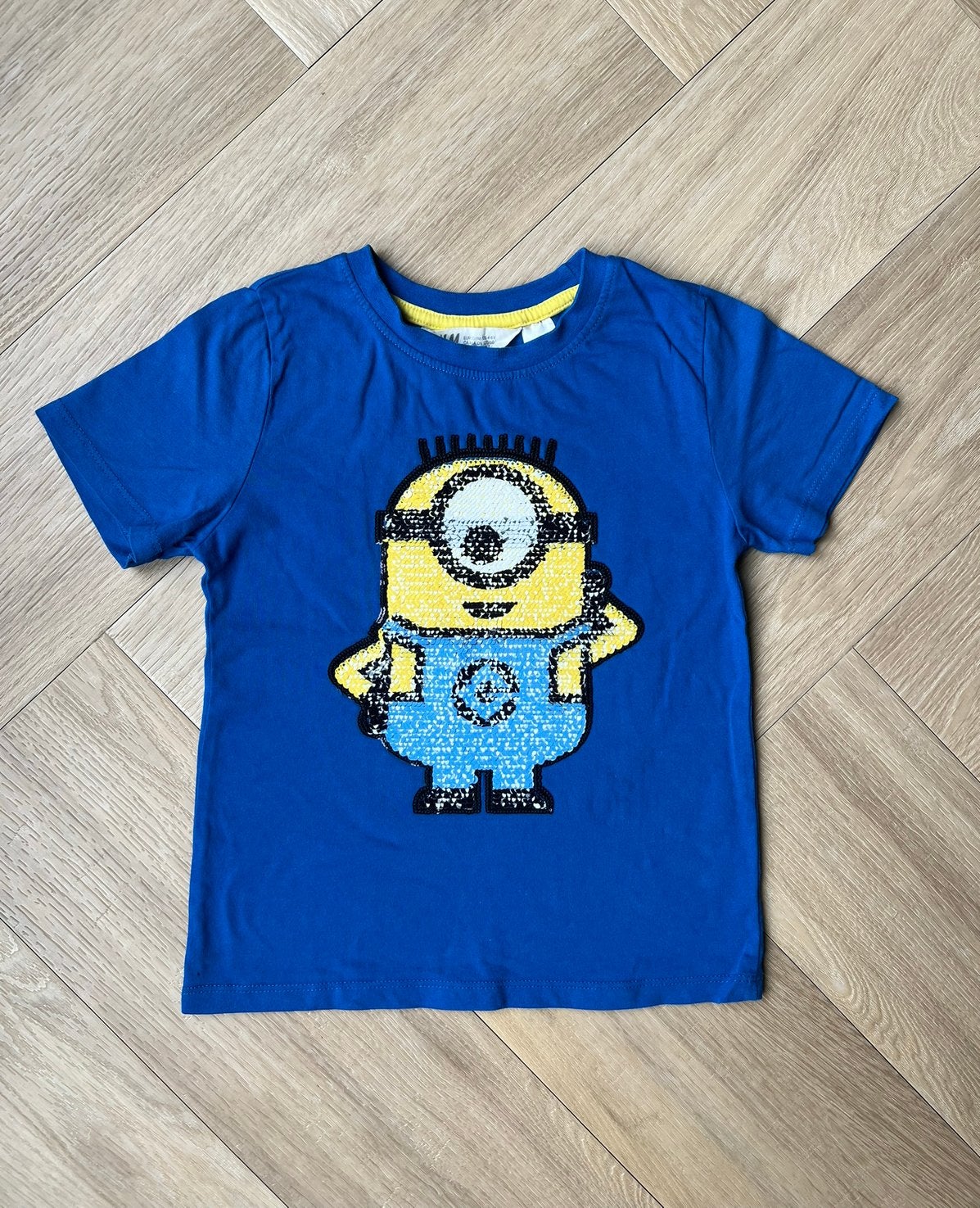 T-shirt, minions, pailletten, maat 110 / 116, Kinderen en Baby's, Jongen of Meisje, H&M, Ophalen of Verzenden, Zo goed als nieuw