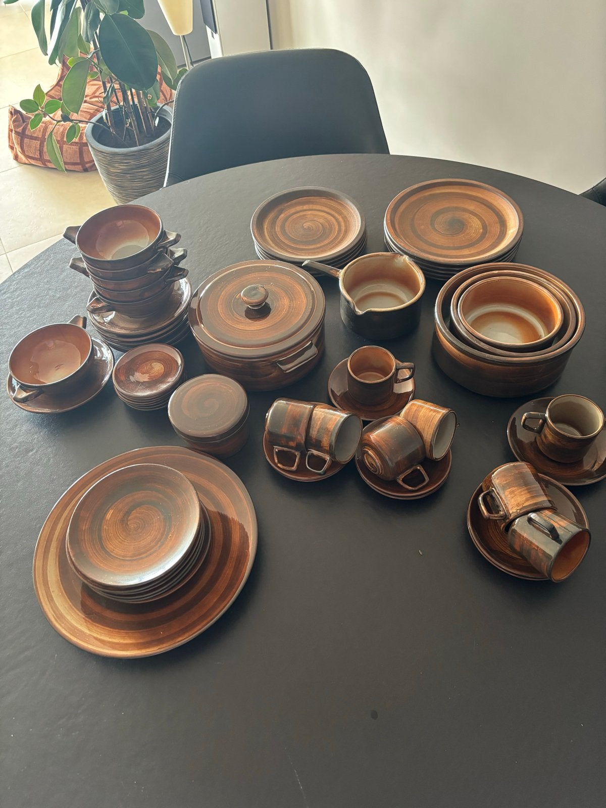 Bruin Volendams servies - Compleet en in goede staat, Huis en Inrichting, Ophalen, Keramiek, Vintage, Zo goed als nieuw