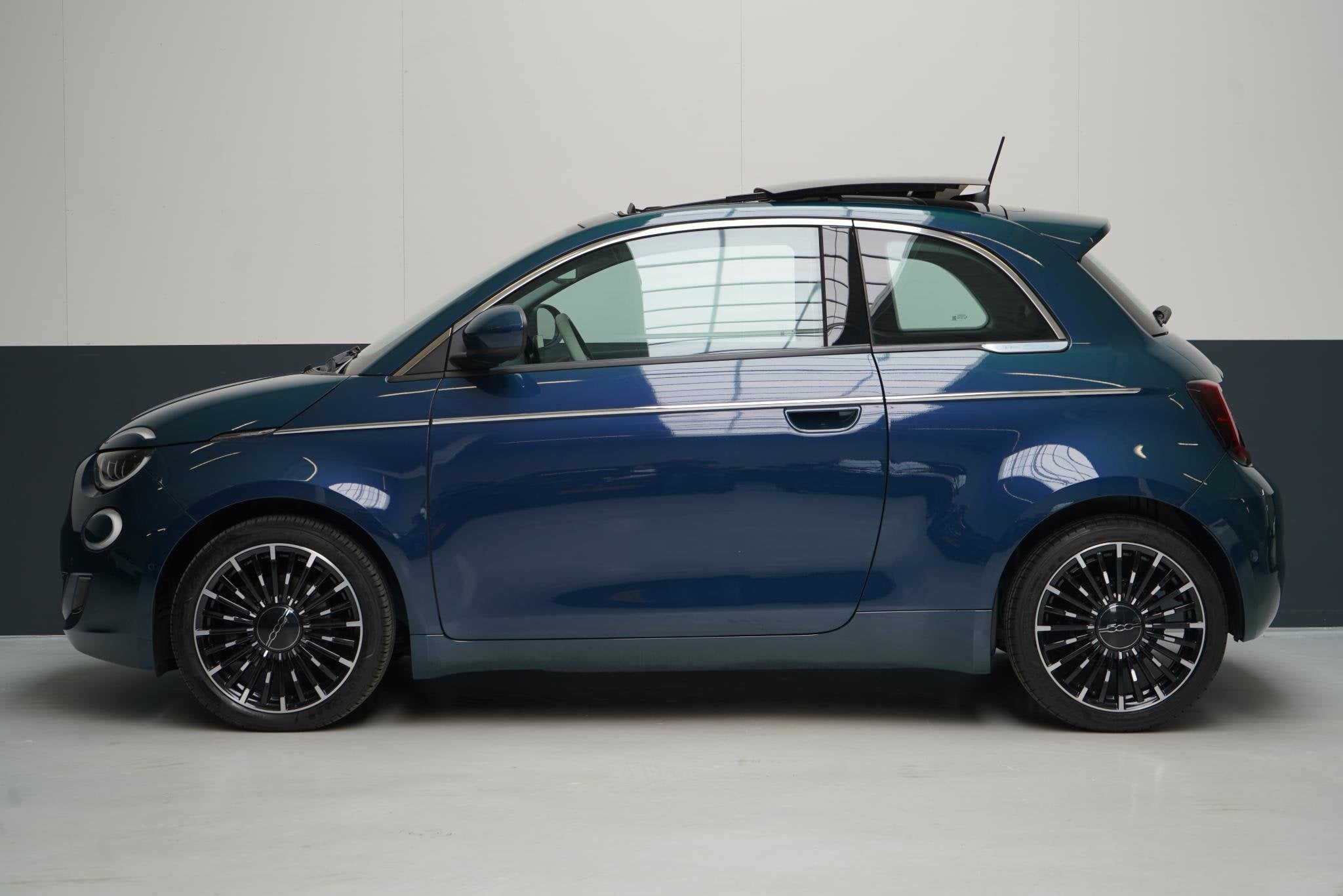 Fiat 500e La Prima 42 kWh | SoH 90,6% | Schuif/kanteldak | C, Gebruikt, 4 stoelen, 1265 kg, Automatische klimaatregeling