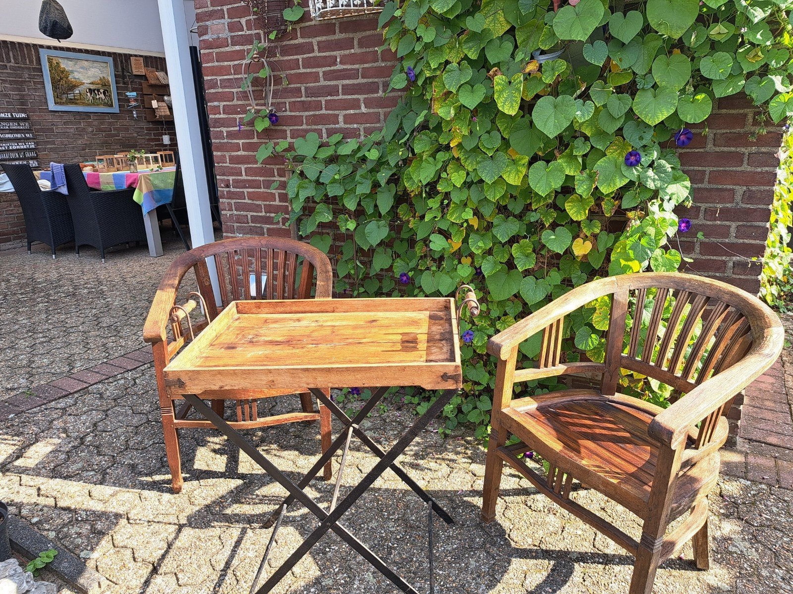 Foto 2 van stoelen met butlertray