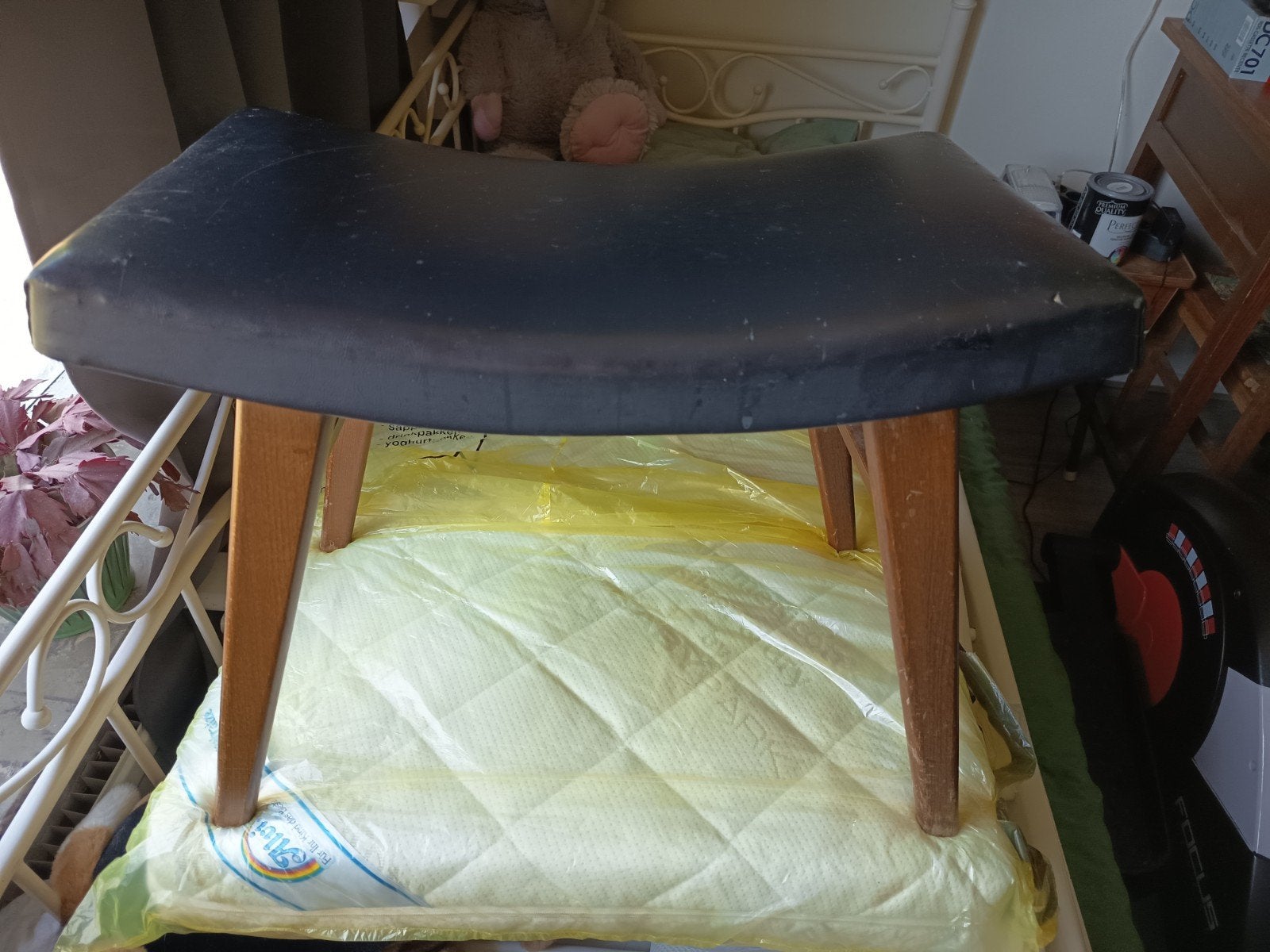 leuk retro voetenbankje jaren 70 € 15.00, Caravans en Kamperen, Luchtbedden, Ophalen