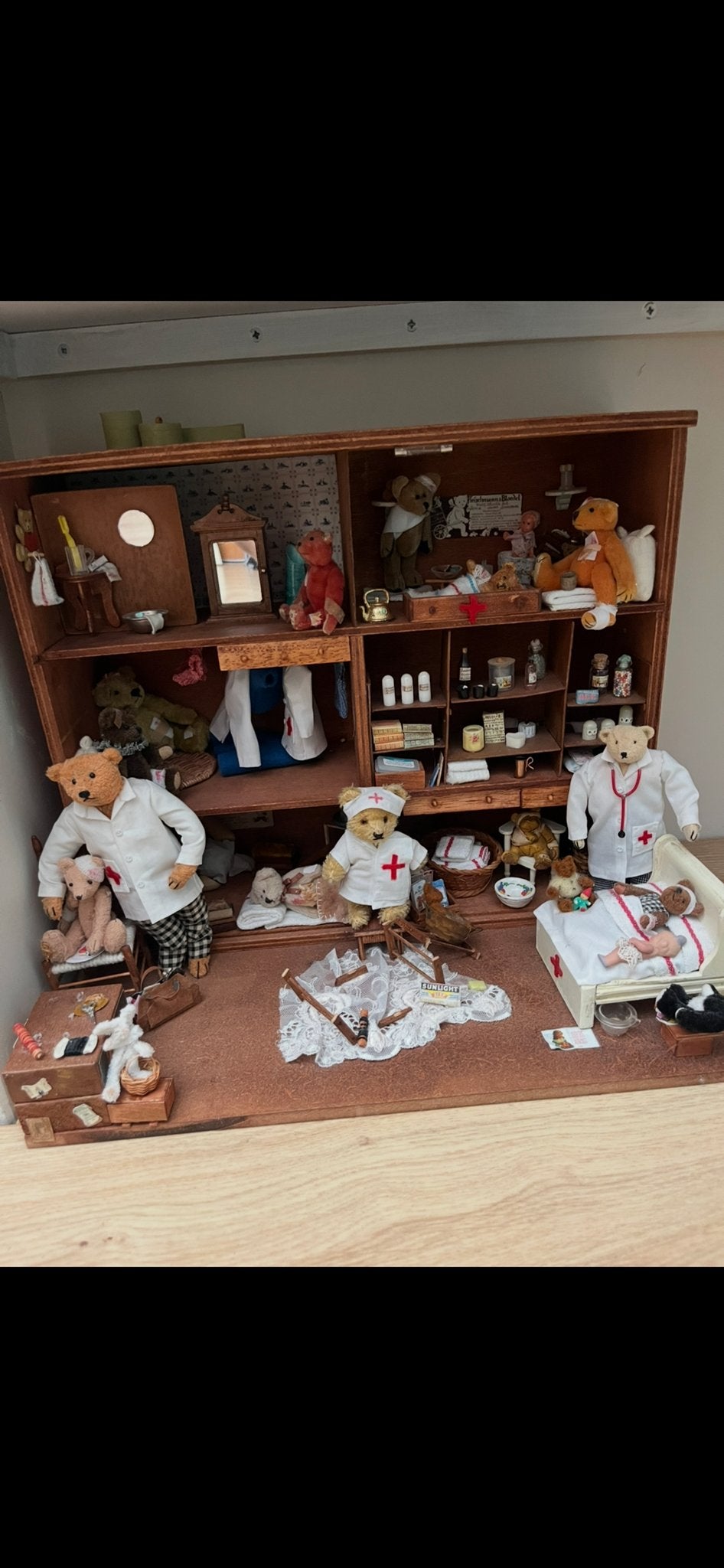 Vintage Miniatuur Beertjes Huisje - Teddybeer Ziekenhuis, Verzamelen, Poppetjes en Figuurtjes, Gebruikt, Ophalen of Verzenden