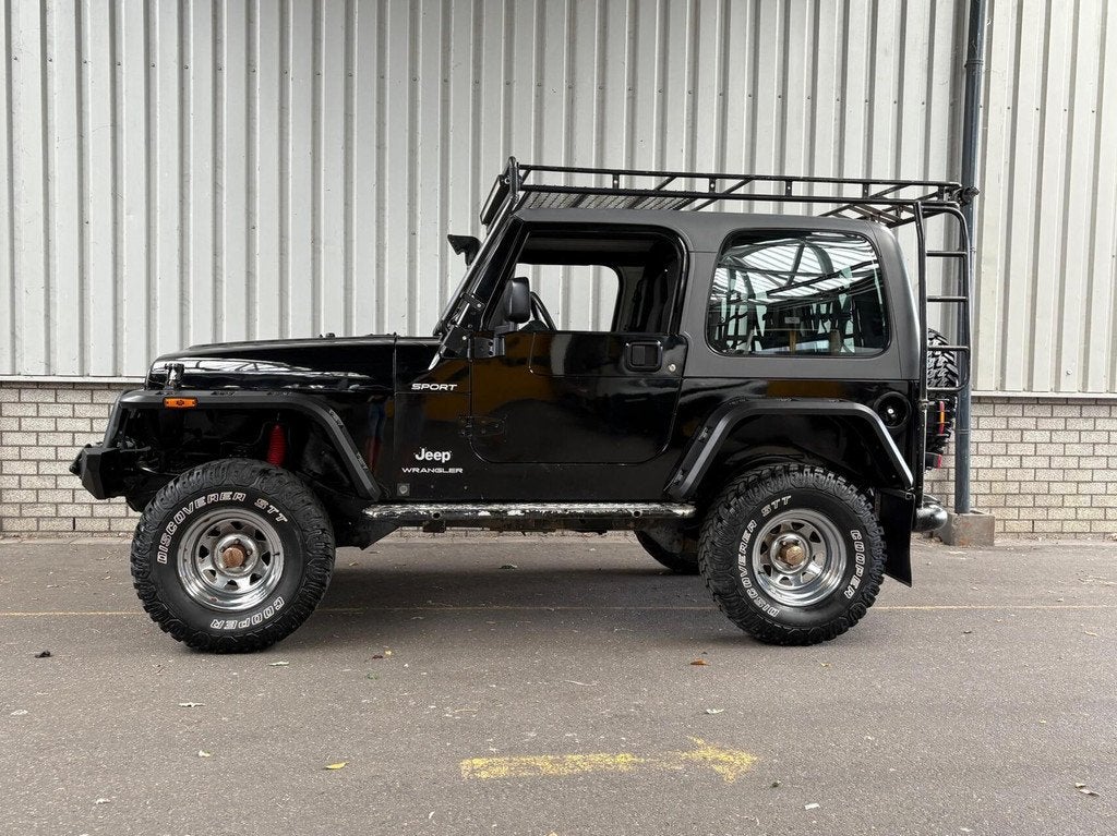 Jeep Wrangler 2.4 Sport — MOET WEG — Lees tekst., Auto's, Jeep, Stof, Gebruikt, Zwart, Handgeschakeld