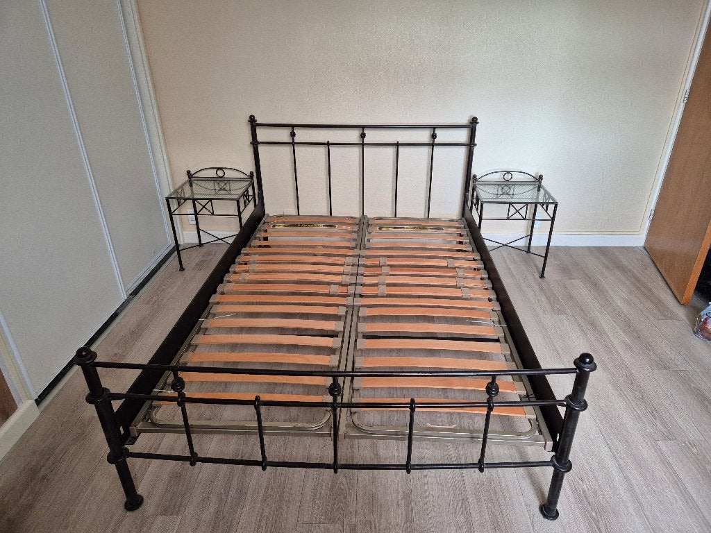 2-persoonsbed, nachtkastjes, dresboy, toilettafel en spiegel, Ophalen, Gebruikt, Tweepersoons, Romantisch klassiek metalen slaapkamer