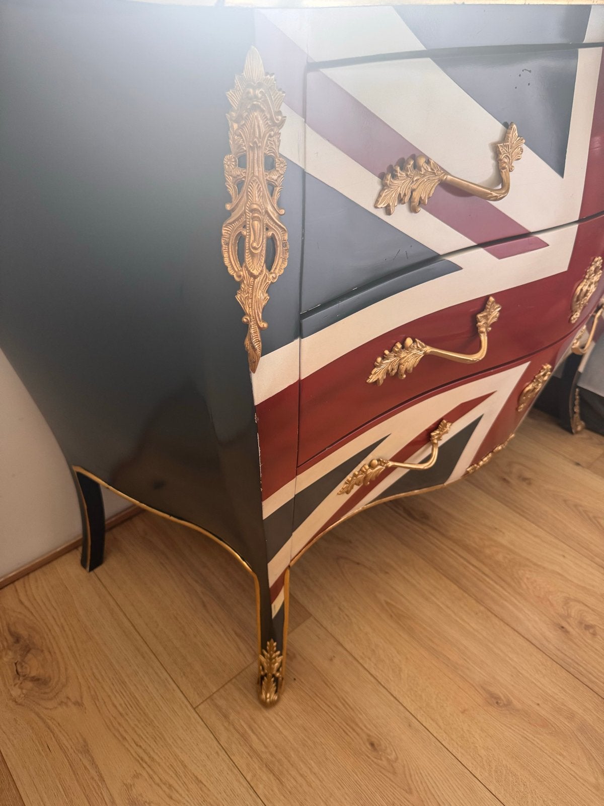 Unieke ladekast met Britse vlag en gouden details, Ophalen, Gebruikt, 100 tot 150 cm, Met lade(s)