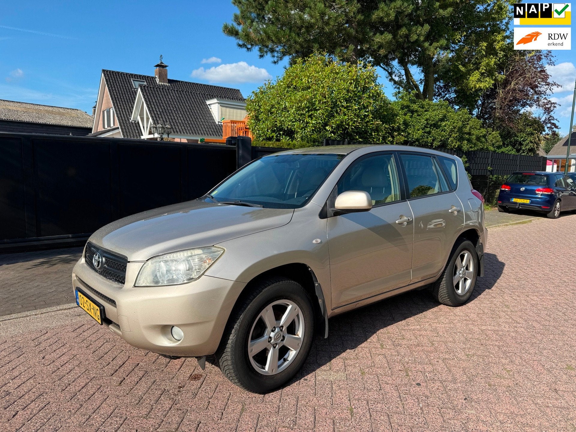 Toyota RAV4 2.0 VVTi Executive Leder clima nw model, Auto's, 1998 cc, 4 cilinders, Beige, Bedrijf
