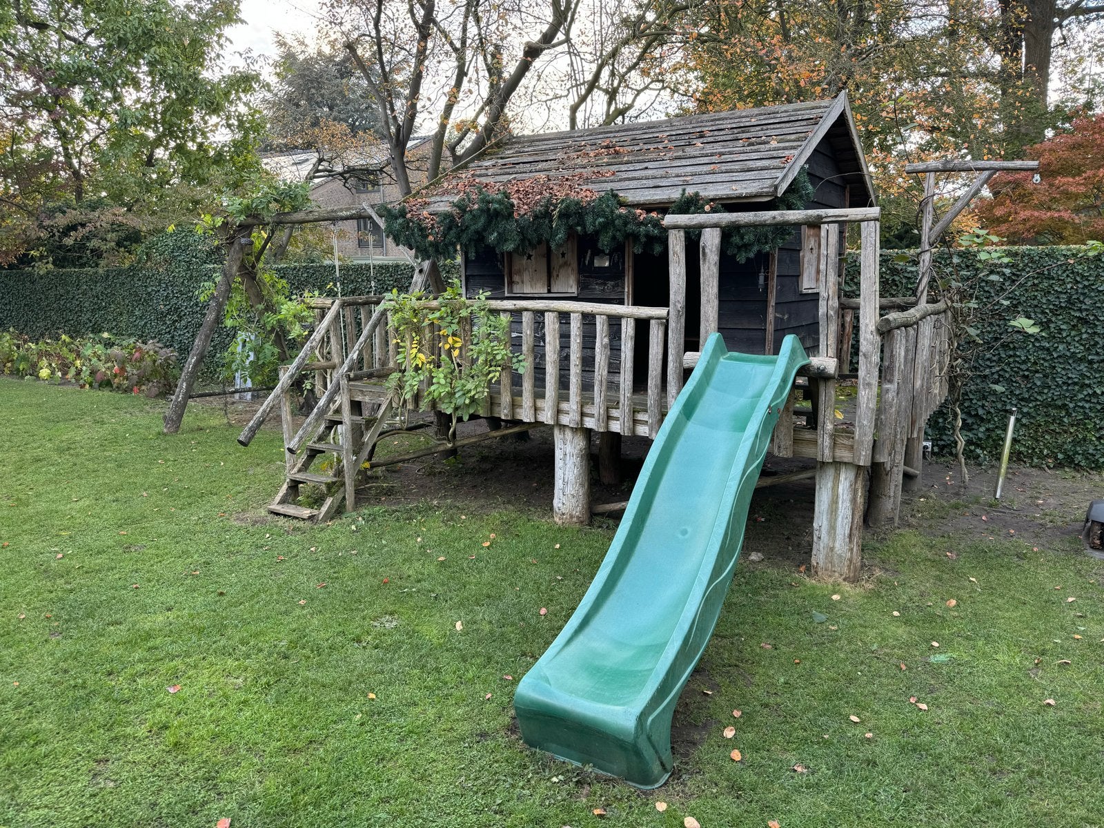 Houten speelhuis met glijbaan en schommel., Kinderen en Baby's, Ophalen, Gebruikt, Glijbaan