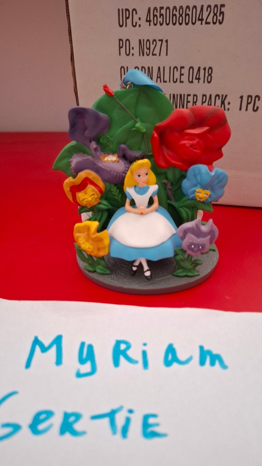 Disney Alice in Wonderland Alice met bloemen ornament, Ophalen of Verzenden, Overige figuren, Zo goed als nieuw, Beeldje of Figuurtje