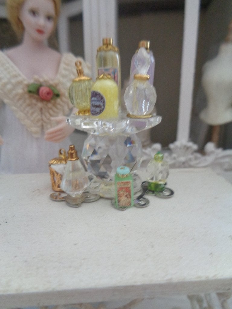 Prachtige standaard met flesjes...Poppenhuis 1:12.. (nr V91), Ophalen of Verzenden, Nieuw, Poppenhuis