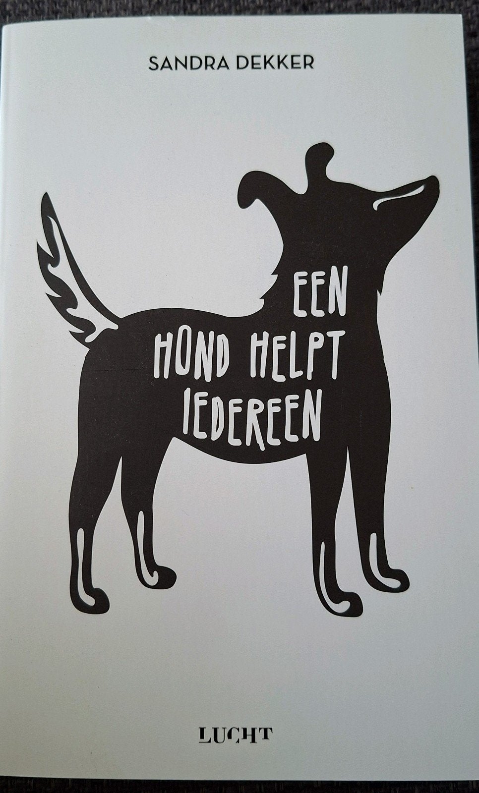 Sandra Dekker - Een hond helpt iedereen, Sandra Dekker, Honden, Ophalen of Verzenden, Zo goed als nieuw