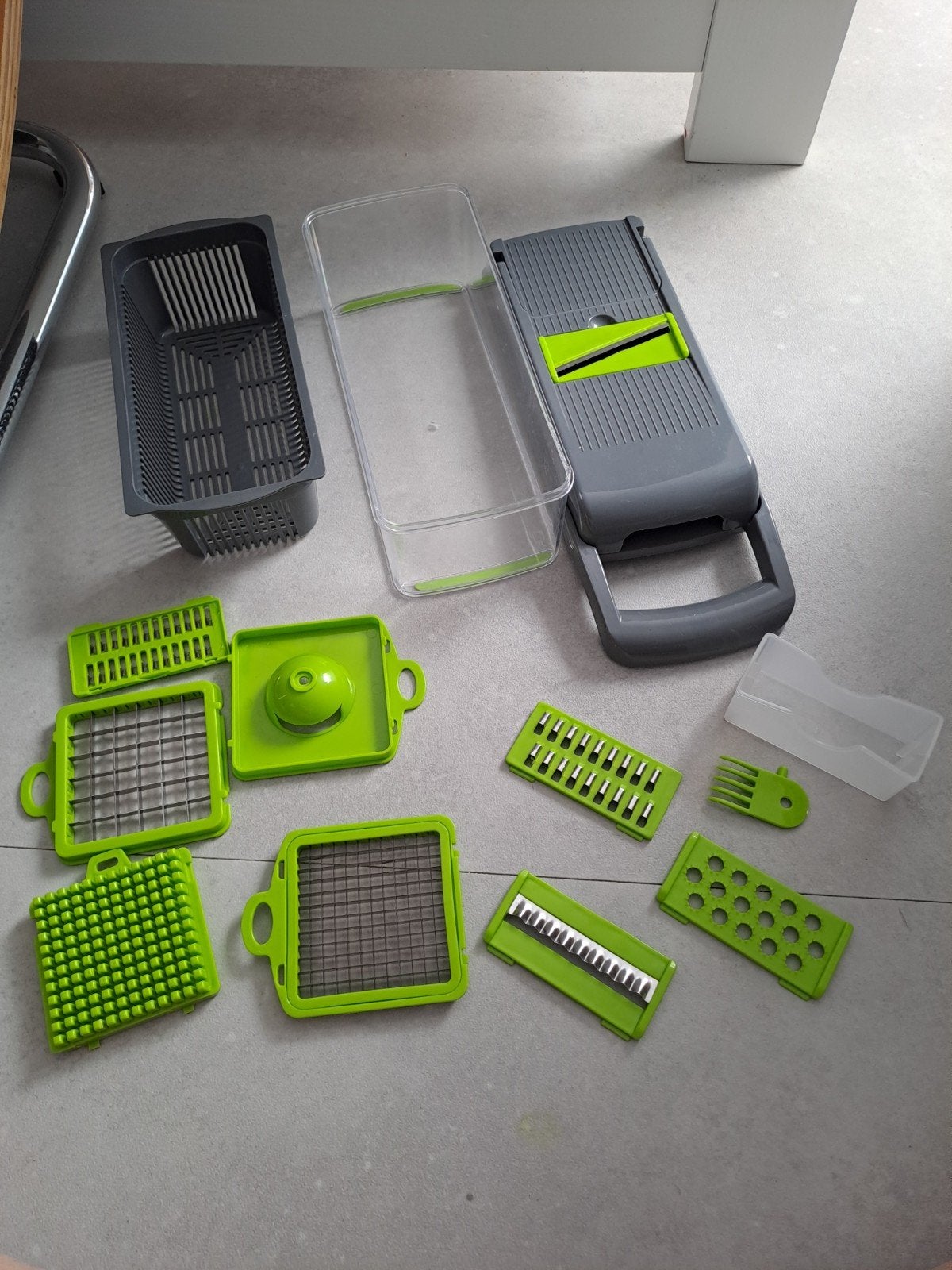 Multifunctionele groentesnijder met diverse opzetstukken, Gebruikt, Kunststof, Ophalen of Verzenden, Snijmachine