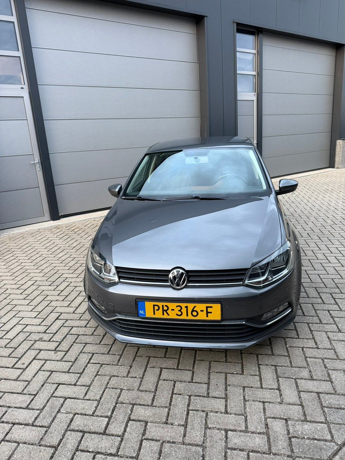 Volkswagen Polo 1.2 TSI 66KW 2017 Grijs, Auto's, 40 €/maand, 4 cilinders, Origineel Nederlands, Handgeschakeld
