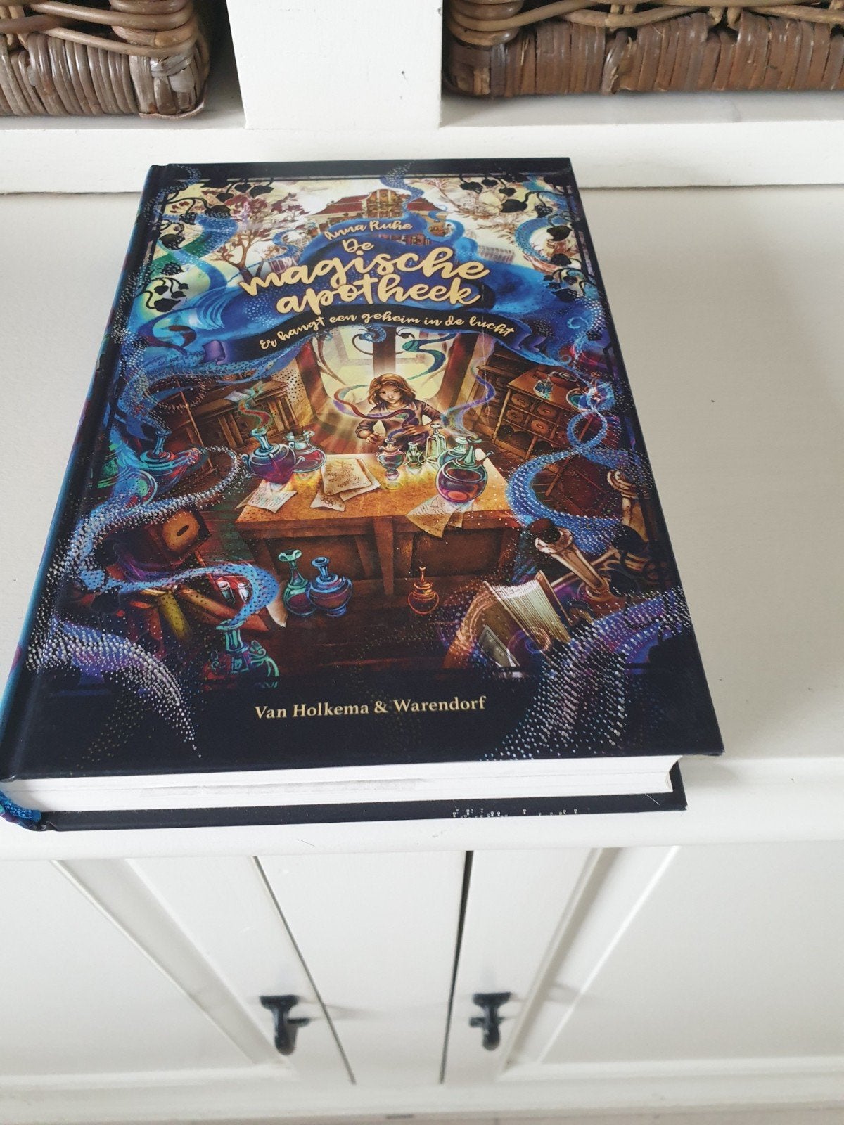 Anna Ruhe - Er hangt een geheim in de lucht, Boeken, Ophalen of Verzenden, Gelezen