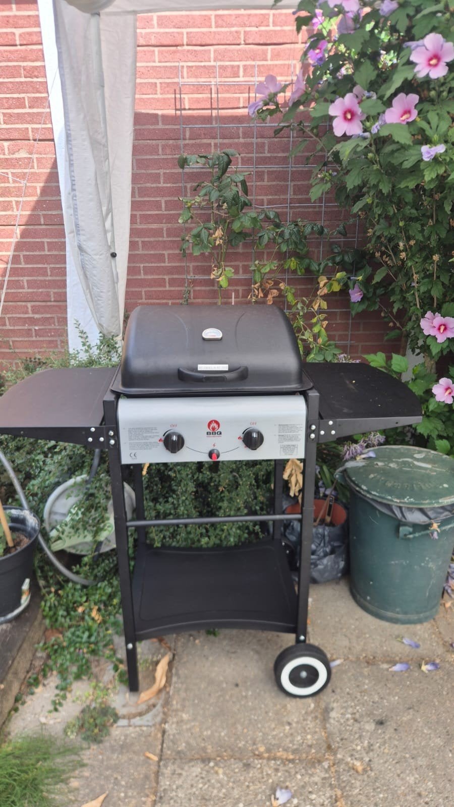 BBQ op gas, gasbarbecue met 2 branders en zijtafels, Ophalen, Zo goed als nieuw, BBQ