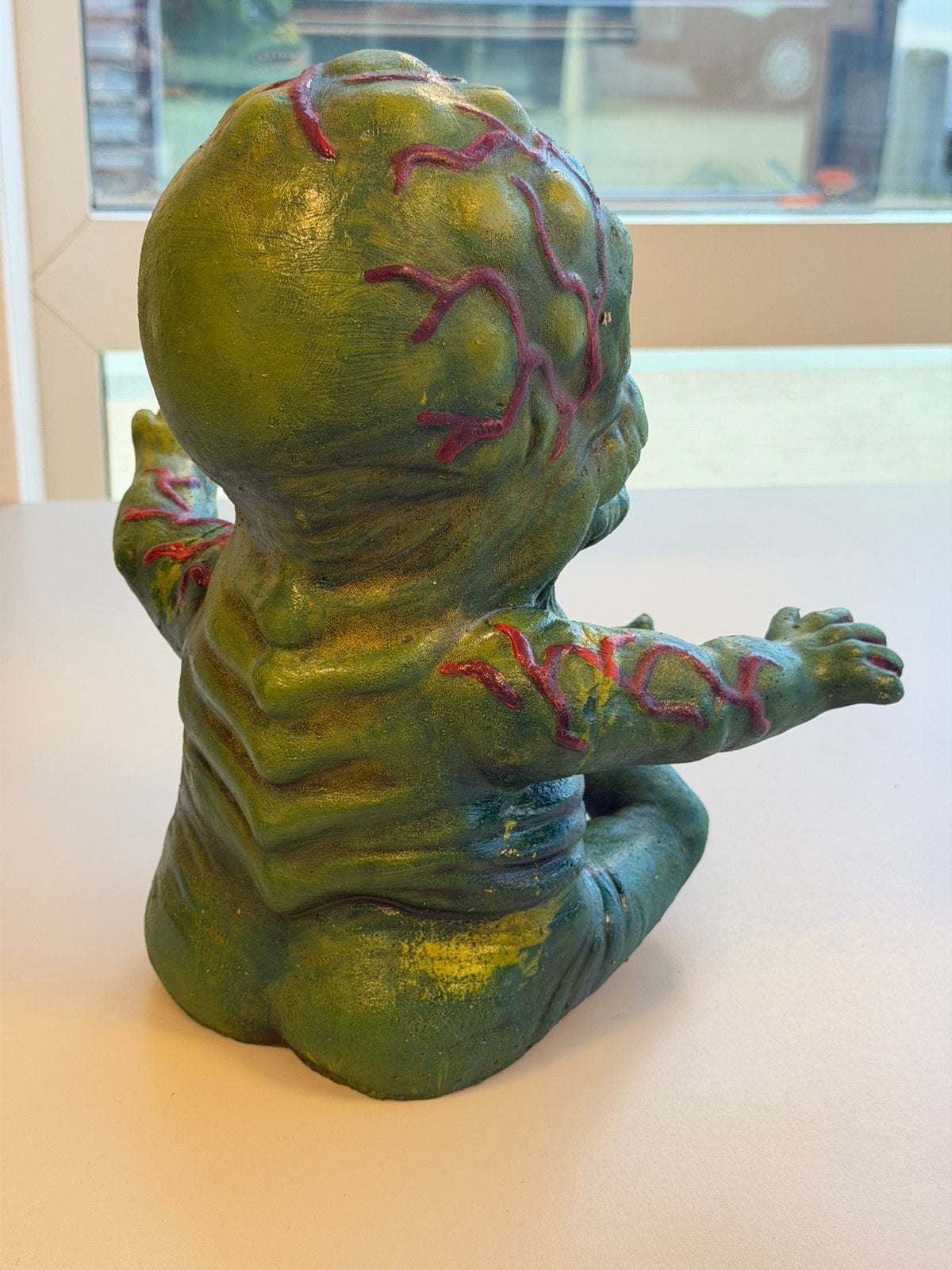 V Visitor Baby 1:1 pop Latex Handpop 30cm The Final Battle, Beeldje, Replica of Model, Ophalen of Verzenden, Zo goed als nieuw