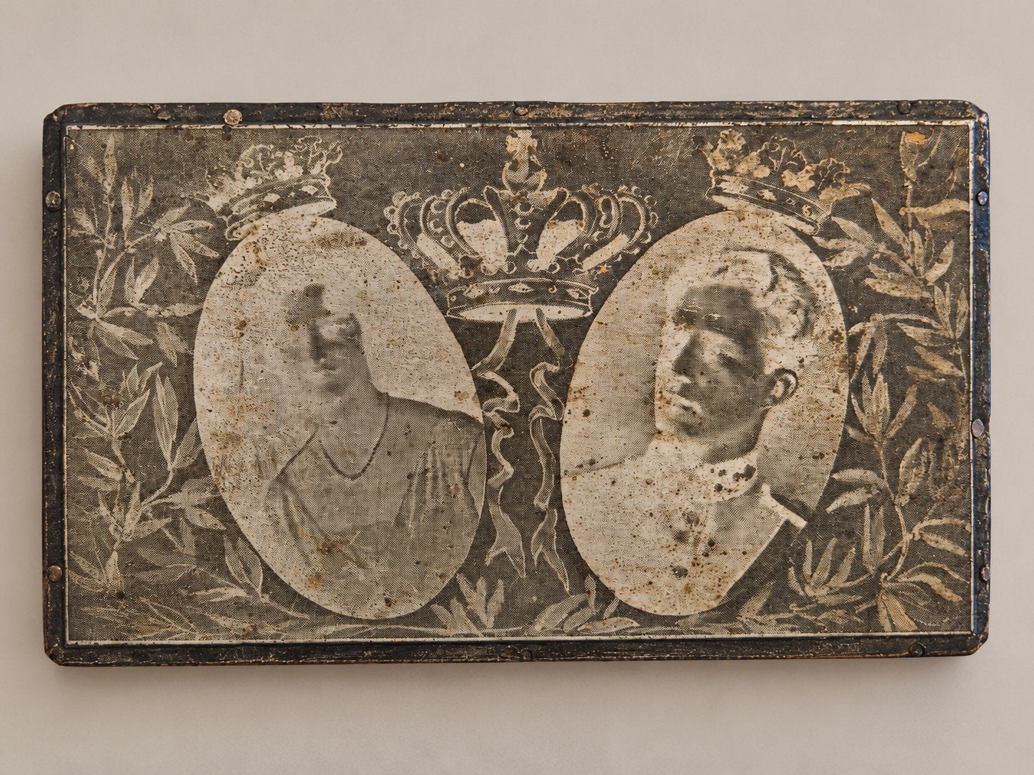 Antiek vintage portretplaat met kroon en twee portretten, Ophalen of Verzenden