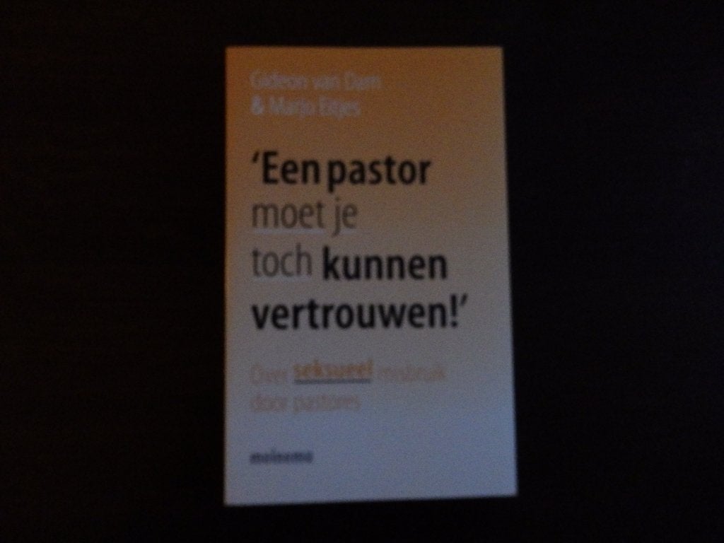 Een pastor moet je toch kunnen vertrouwen, Ophalen of Verzenden, Zo goed als nieuw