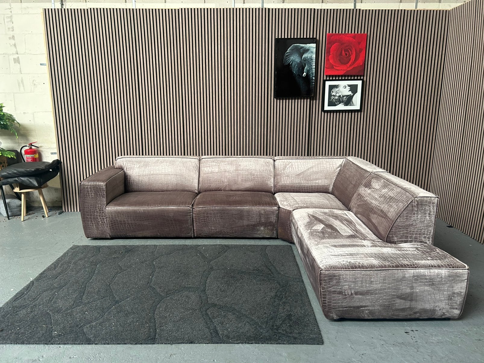 GRATIS LEVERING Hoekbank Croco Taupe 315X240 GEREINIGD, Hoekbank, 300 cm of meer, Ophalen of Verzenden, Zo goed als nieuw