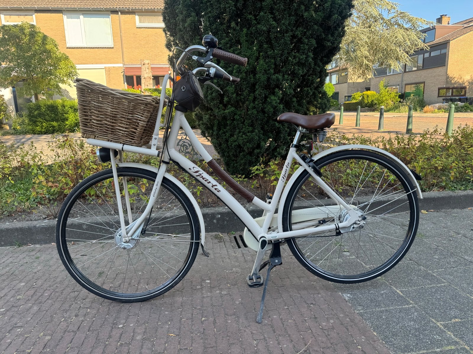 Sparta - Damesfiets nieuwstaat - Rieten mand met hondenriem, Ophalen, Zo goed als nieuw, Sparta