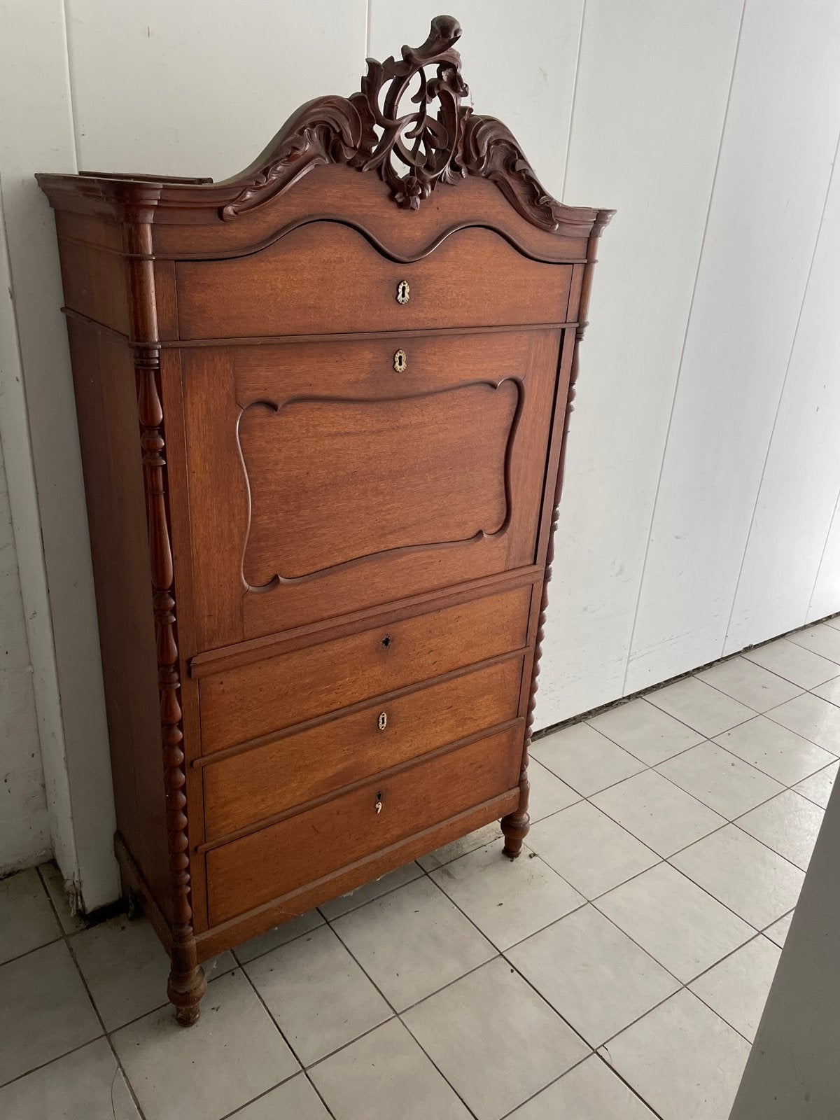 Antiek secretaire bureau met lades en sierlijk houtsnijwerk, Ophalen