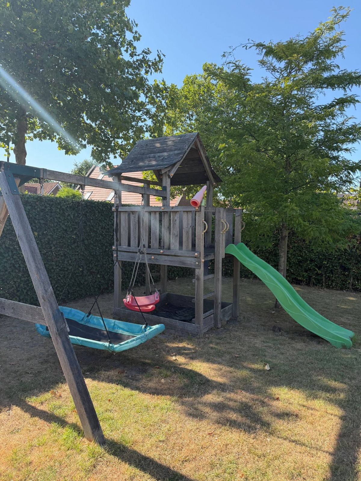 Houten speelhuisje, met glijbaan en schommels, Ophalen, Gebruikt, Glijbaan