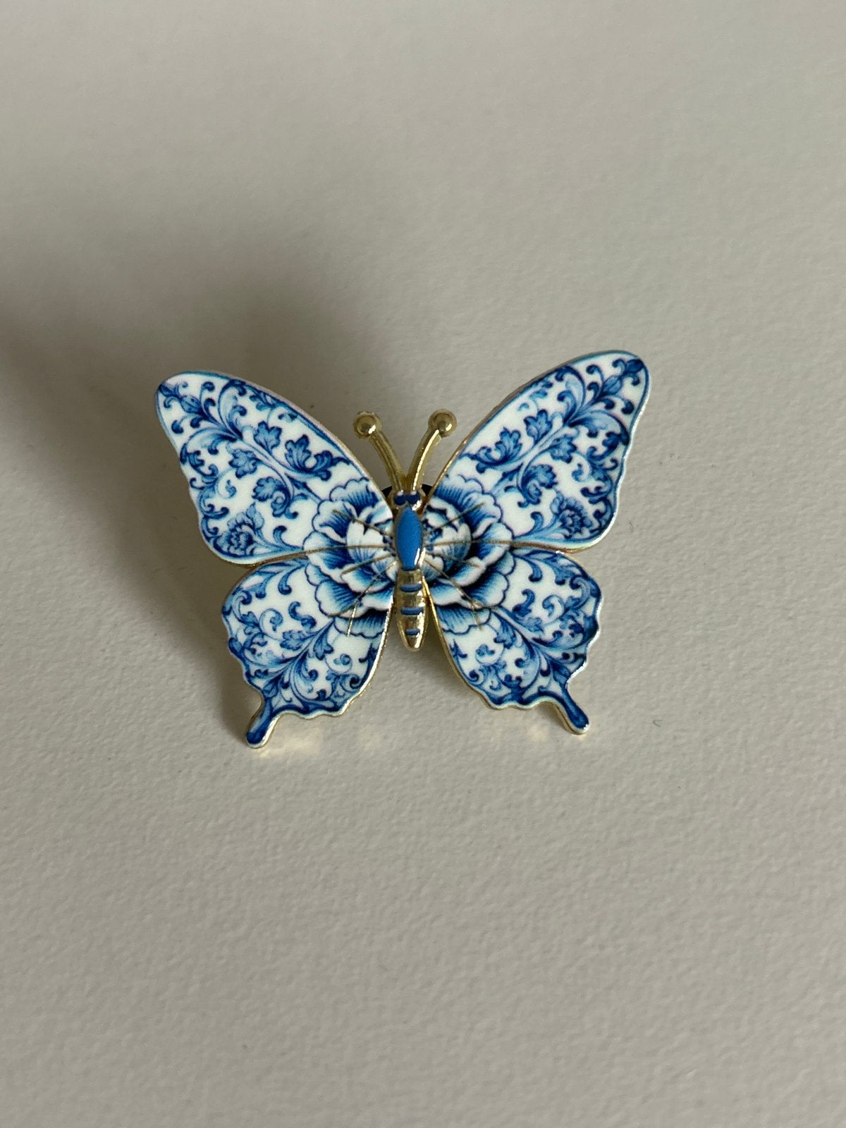 Nieuwe vlinderbroche - Blauw en wit emaille, Overige materialen, Blauw, Minder dan 4 cm, Nieuw
