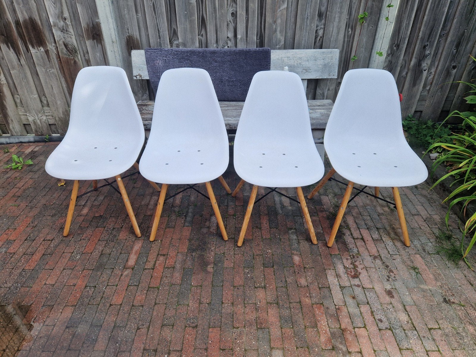 Set van 4 witte stoelen met houten poten, Huis en Inrichting, Gebruikt, Wit, Vier, Modern