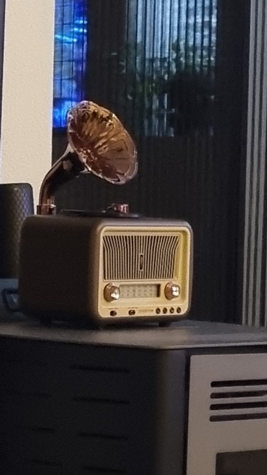 Retro radio met grammofoonhoorn - Decoratief en functioneel, Ophalen, Nieuw, Radio