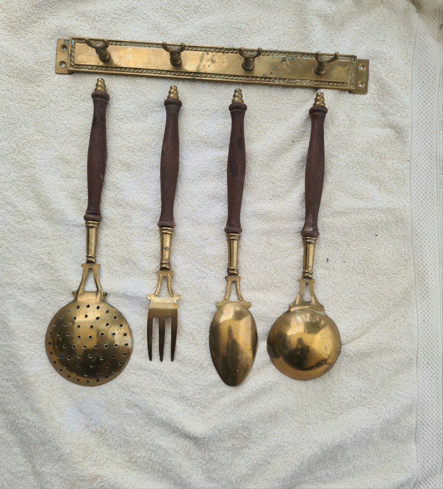 Nostalgische bronzen keukenhulpjes met houten greep, Verzenden