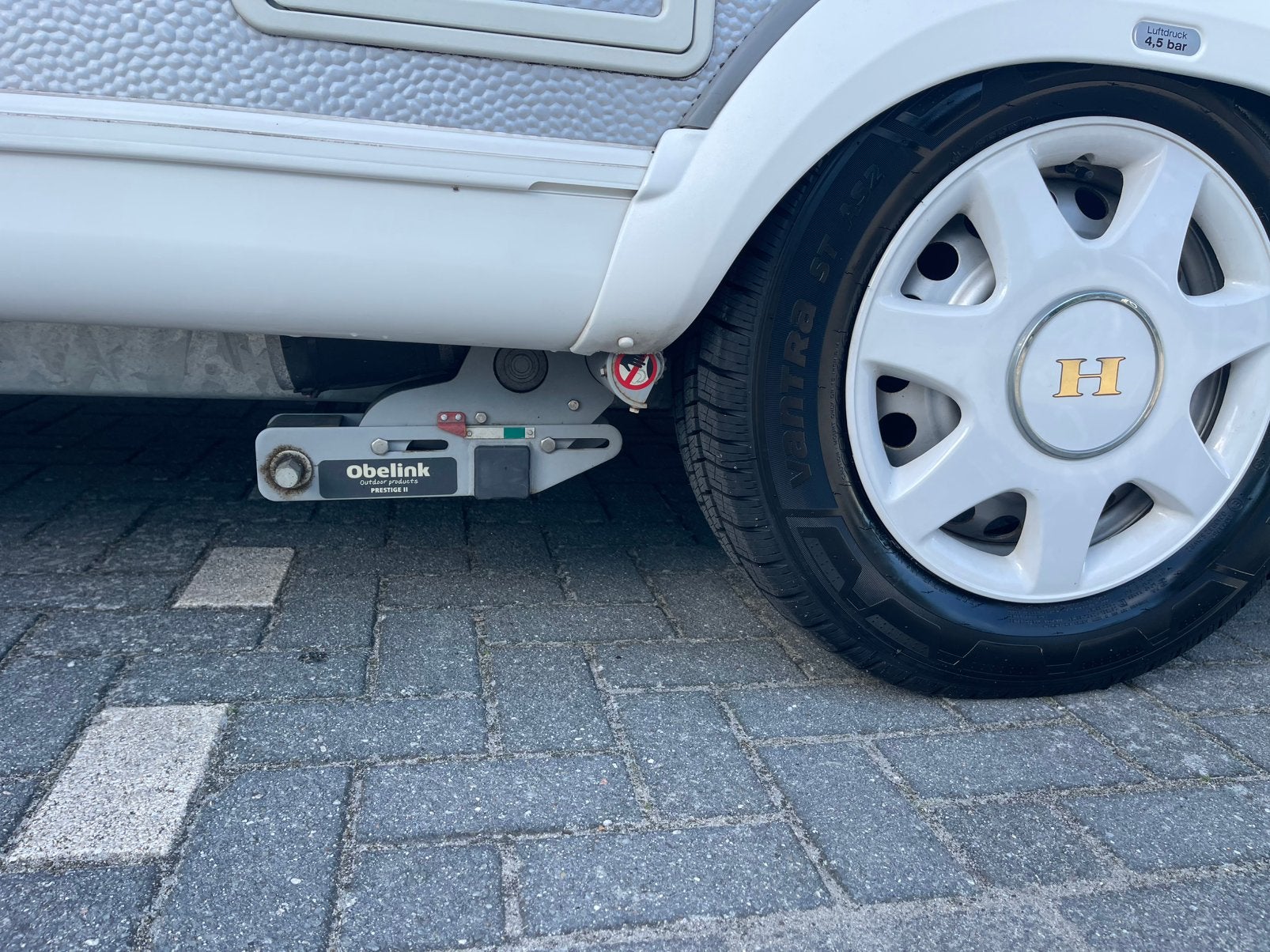 Foto 6 van Hobby 495 UL uit 2019 | 2 bedden | Mover | Luifel | Voortent