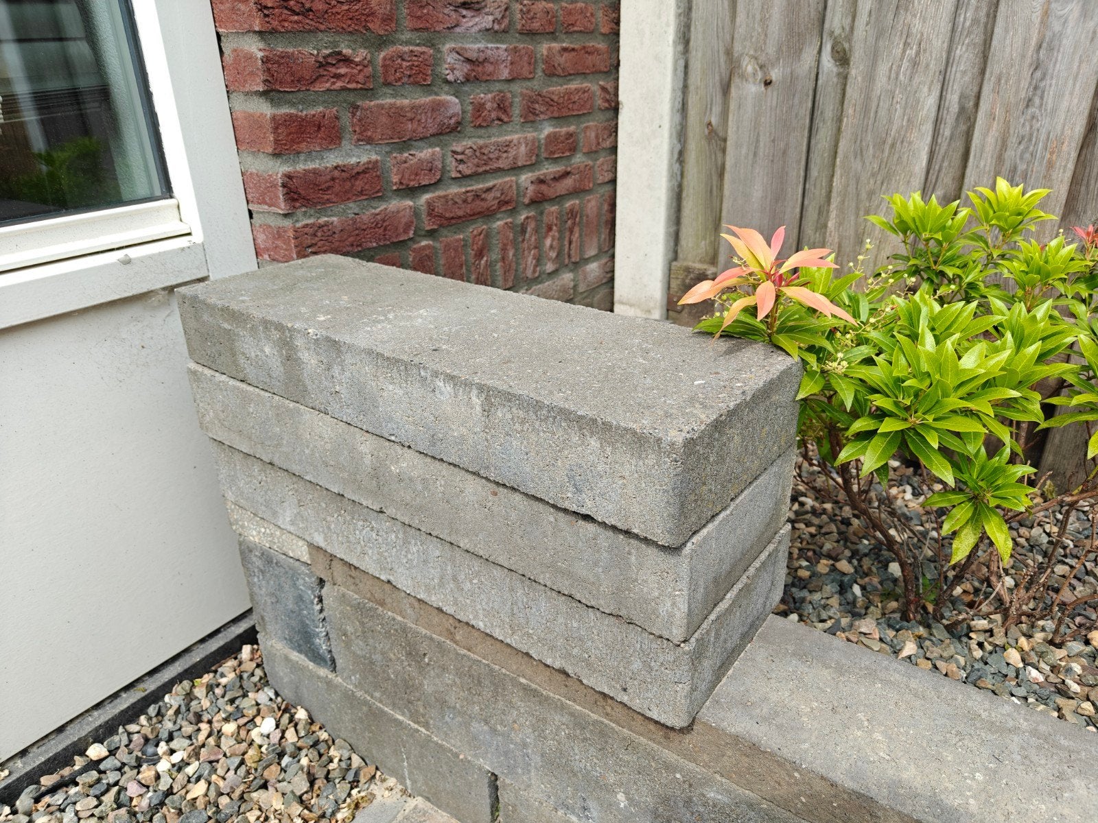 Gratis: 3 gebruikte betonnen tegels/stenen, Tuin en Terras, Ophalen, Gebruikt, Beton, Overige typen