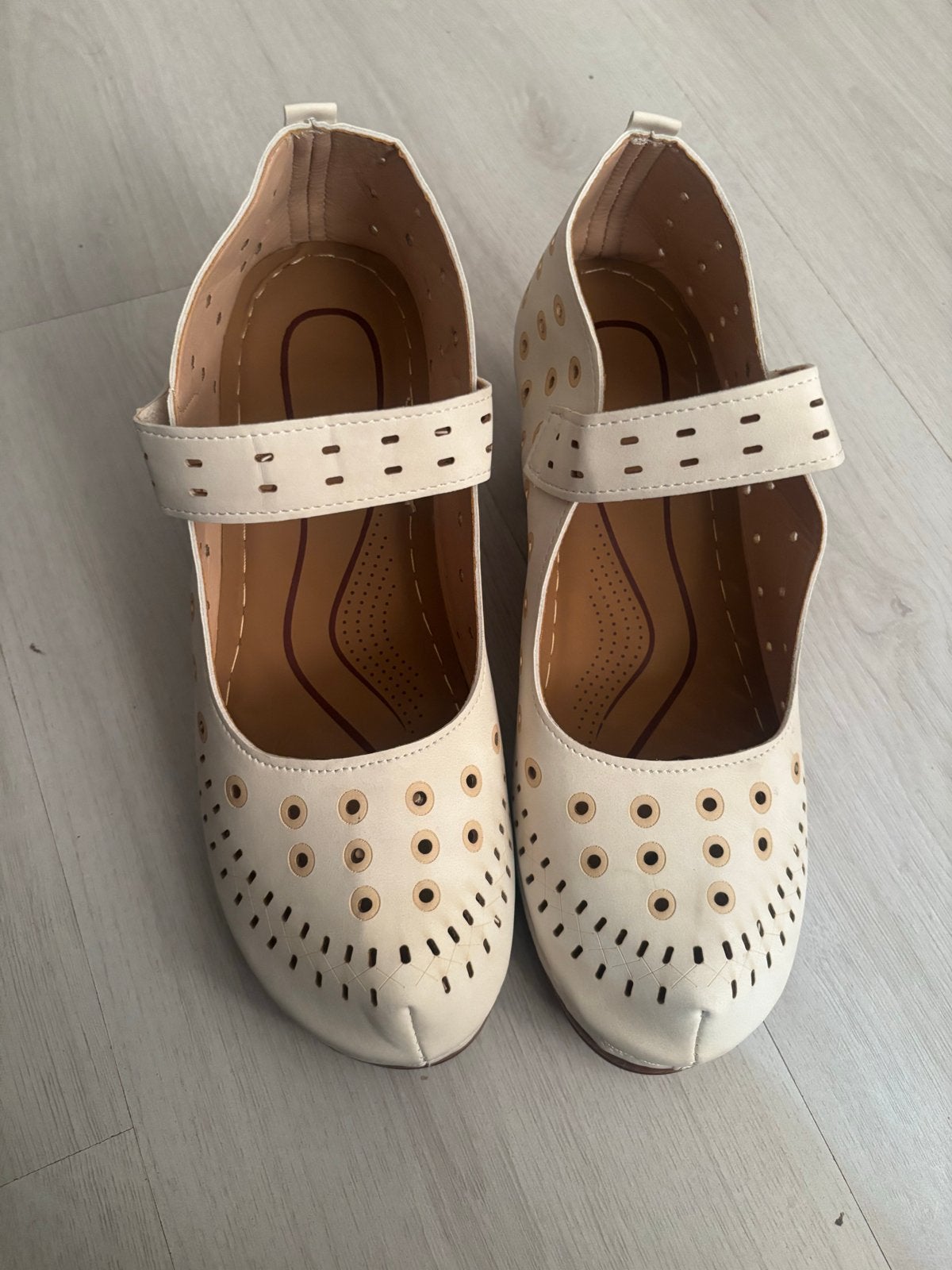 Comfortabele Crème Ballerina's met Perforaties, Kleding | Dames, Schoenen, Ophalen, Beige, Ballerina's, Zo goed als nieuw